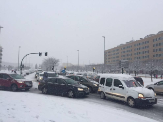 Atascos en Pamplona por la nieve