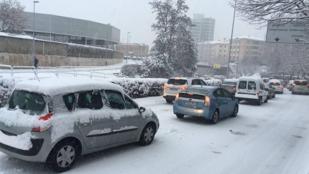 Atascos en Pamplona por la nieve
