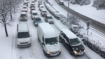 Atascos en Pamplona por la nieve