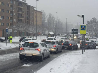 Atascos en Pamplona por la nieve