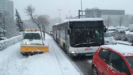 Atascos en Pamplona por la nieve