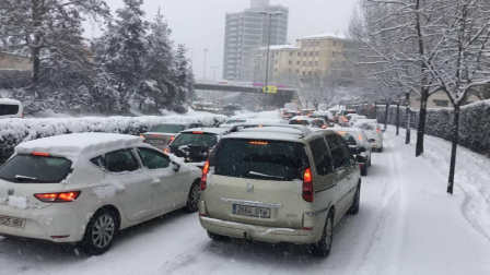 Atascos en Pamplona por la nieve