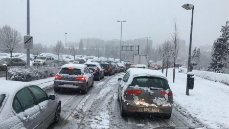 Atascos en Pamplona por la nieve