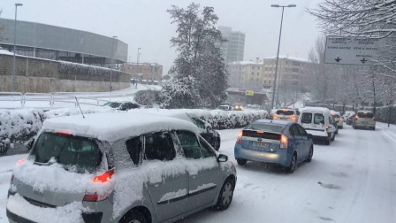 Atascos en Pamplona por la nieve