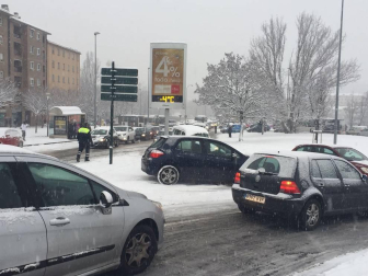 Atascos en Pamplona por la nieve