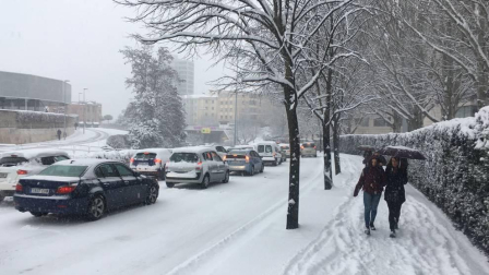 Atascos en Pamplona por la nieve