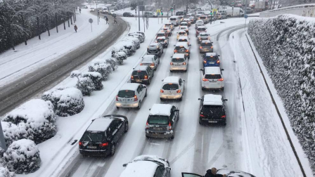 Atascos en Pamplona por la nieve