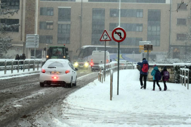 El puerto de Urbasa continúa cerrado y en la autovía del Camino hay problemas para circular