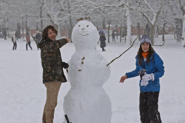 La nevada en Navarra cancela vuelos y autobuses y corta el tráfico de trenes