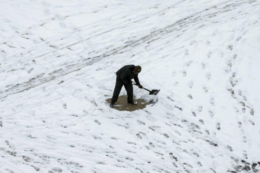La nevada en Navarra cancela vuelos y autobuses y corta el tráfico de trenes
