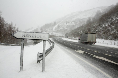 La nevada en Navarra cancela vuelos y autobuses y corta el tráfico de trenes