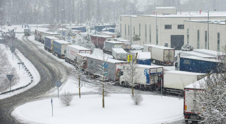 La nevada en Navarra cancela vuelos y autobuses y corta el tráfico de trenes