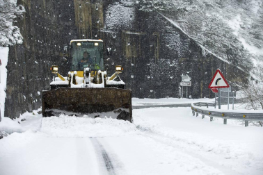 La nevada en Navarra cancela vuelos y autobuses y corta el tráfico de trenes