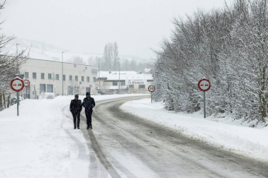 La nevada en Navarra cancela vuelos y autobuses y corta el tráfico de trenes