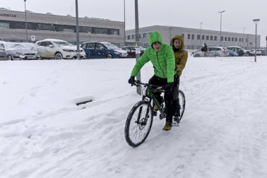 La nevada en Navarra cancela vuelos y autobuses y corta el tráfico de trenes