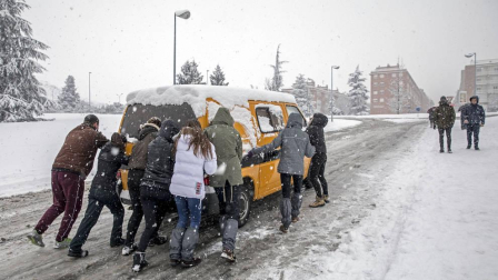 La nevada en Navarra cancela vuelos y autobuses y corta el tráfico de trenes