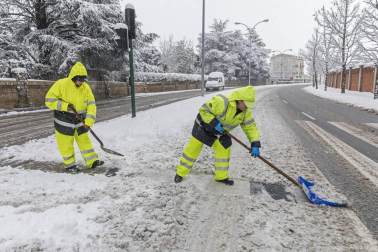 La nevada en Navarra cancela vuelos y autobuses y corta el tráfico de trenes
