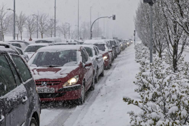 La nevada en Navarra cancela vuelos y autobuses y corta el tráfico de trenes