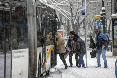 La nevada en Navarra cancela vuelos y autobuses y corta el tráfico de trenes