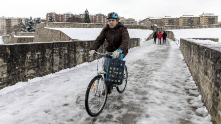 La nevada en Navarra cancela vuelos y autobuses y corta el tráfico de trenes