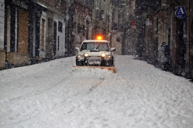 La nevada en Navarra cancela vuelos y autobuses y corta el tráfico de trenes