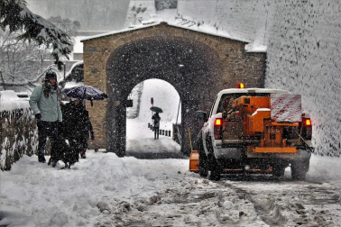 La nevada en Navarra cancela vuelos y autobuses y corta el tráfico de trenes