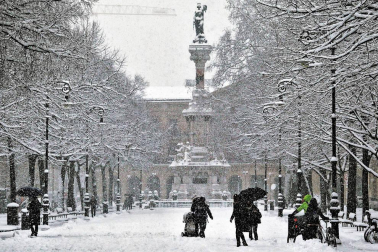 La nevada en Navarra cancela vuelos y autobuses y corta el tráfico de trenes