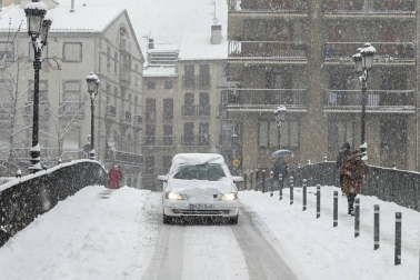La nevada en Navarra cancela vuelos y autobuses y corta el tráfico de trenes