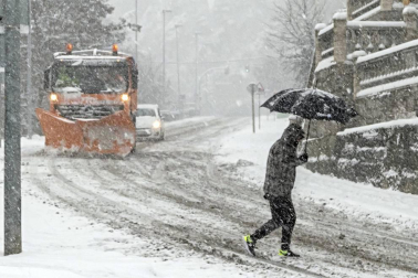 La nevada en Navarra cancela vuelos y autobuses y corta el tráfico de trenes