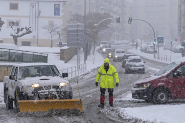 La nevada en Navarra cancela vuelos y autobuses y corta el tráfico de trenes