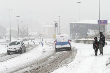 La nevada en Navarra cancela vuelos y autobuses y corta el tráfico de trenes