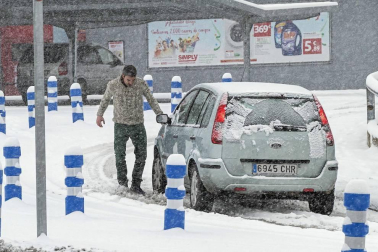 La nevada en Navarra cancela vuelos y autobuses y corta el tráfico de trenes