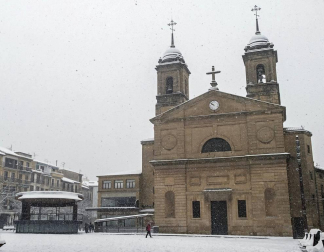 La nevada en Navarra cancela vuelos y autobuses y corta el tráfico de trenes