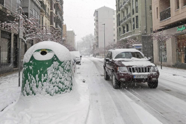 La nevada en Navarra cancela vuelos y autobuses y corta el tráfico de trenes