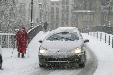 La nevada en Navarra cancela vuelos y autobuses y corta el tráfico de trenes