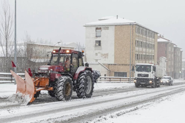 La nevada en Navarra cancela vuelos y autobuses y corta el tráfico de trenes
