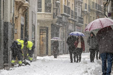 La nevada en Navarra cancela vuelos y autobuses y corta el tráfico de trenes