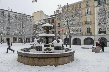 La nevada en Navarra cancela vuelos y autobuses y corta el tráfico de trenes