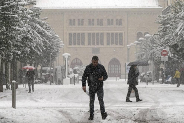 La nevada en Navarra cancela vuelos y autobuses y corta el tráfico de trenes