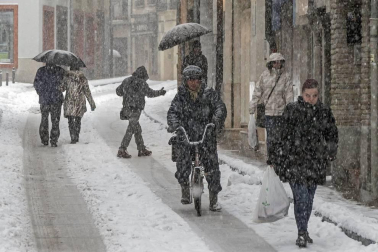La nevada en Navarra cancela vuelos y autobuses y corta el tráfico de trenes