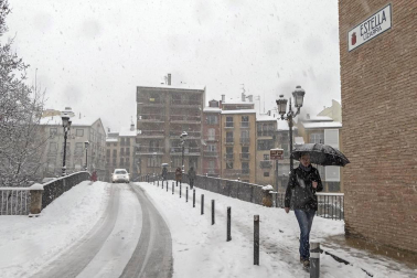 La nevada en Navarra cancela vuelos y autobuses y corta el tráfico de trenes