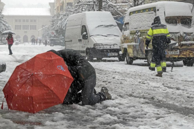 La nevada en Navarra cancela vuelos y autobuses y corta el tráfico de trenes