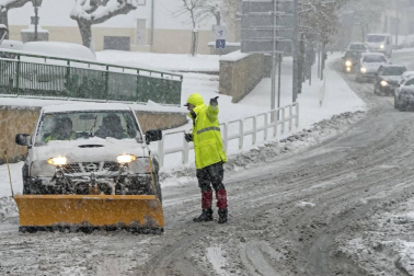 La nevada en Navarra cancela vuelos y autobuses y corta el tráfico de trenes