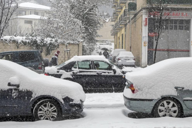 La nevada en Navarra cancela vuelos y autobuses y corta el tráfico de trenes