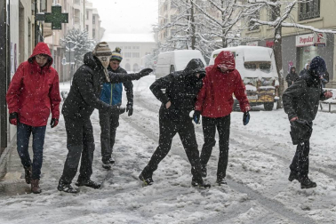La nevada en Navarra cancela vuelos y autobuses y corta el tráfico de trenes