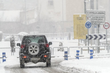 La nevada en Navarra cancela vuelos y autobuses y corta el tráfico de trenes