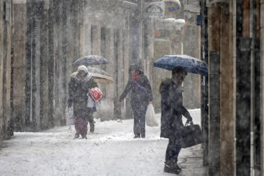 La nevada en Navarra cancela vuelos y autobuses y corta el tráfico de trenes