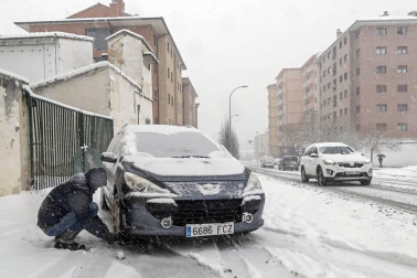 La nevada en Navarra cancela vuelos y autobuses y corta el tráfico de trenes