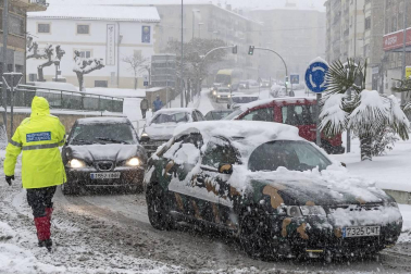 La nevada en Navarra cancela vuelos y autobuses y corta el tráfico de trenes