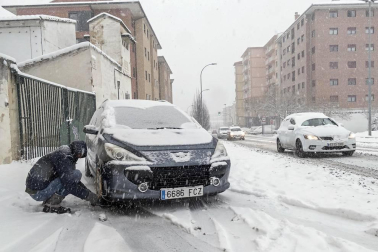 La nevada en Navarra cancela vuelos y autobuses y corta el tráfico de trenes
